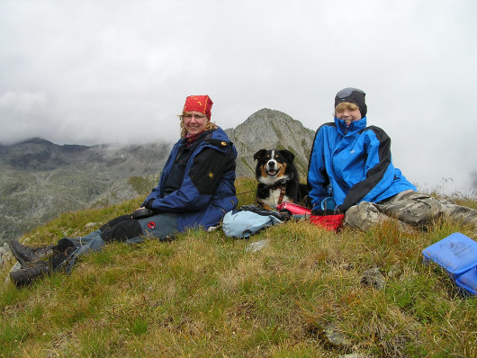 Rastplatz auf einem Nebengipfel (etwa 2510 m) vom Kampleck